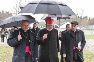 v. l. Erzbischof Hippolyte Simon, Reinhard Kardinal Marx und Bischof Dr. Felix Genn auf dem Weg zur Todesangst-Christi-Kapelle
