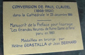 Gedenkplakette für Paul Claudel in der Schatzkammer von Notre-Dame