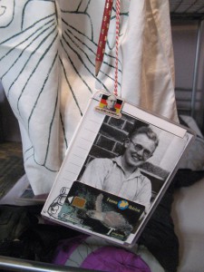 „Utensilien“ verschiedener Pilgerunternehmungen: Sticker vom Weltjugendtag in Madrid (August 2010), Foto von Karl Leisner auf der Flandernfahrt (August 1935) und eine Anfang der 1990er Jahre noch unentbehrliche Telefonkarte