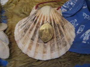 Eine solche Muschel, geschmückt mit der Medaille der Xantener Großen Viktortracht 1991, trugen die angehenden Abiturienten, die Karl Leisner nach dessen Seligsprechung während ihrer Studienfahrt Ende September 1996 auf dem Pilgerweg in Galicien und in Santiago de Compostela bekannt gemacht haben.