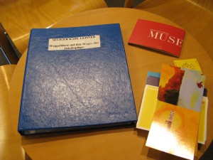 „SELIGER KARL LEISNER – Weggefährte auf den Wegen der Jakobspilger“ lautet der Titel einer Dokumentation, die im Neubau des RELíGIO Haus 1 ausliegt und darüber informiert, wo sich auf den Wegen der Jakobspilger in Europa Verbindungen zu Karl Leisner entdecken lassen.