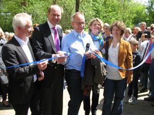 offizielle Einweihung des Weges (v. l.) Wolfgang Pieper (Bürgermeister der Stadt Telgte), Dr. Olaf Gericke (Landrat des Kreises Warendorf), Matthias Löb (LWL-Direktor), Dr. Aurelia Dickers (Vorsitzende der Altertumskommission für Westfalen), Ulrike Steinkrüger (Projektleiterin)