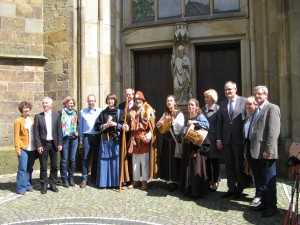 Erinnerungsfoto u. a. mit den Hauptverantwortlichen für das vollendete Projekt vor der Propsteikirche St. Clemens