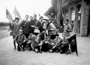 Die Jungkreuzbundgruppe St. Werner 1928 mit Walter Vinnenberg – Karl Leisner in der Mitte mit Gitarre