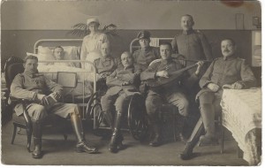 E. Volkmann, Colmar i. E. [im Elsaß], Kopfhausstraße 6. Vater Wilhelm Leisner sitzt direkt neben der Krankenschwester 