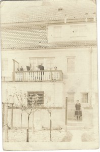 vermutlich Familie Albert Zahn vor ihrem Haus in München