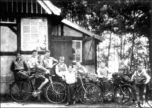 Zur Abfahrt und Heimreise bereit!v. l.: 2. Hermann Mies, 4. Karl Leisner, 7. Heinz Ebben, 10. Franz Ebben