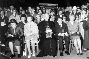 1. Reihe v. l. Mutter Amalia und Paula Leisner, Bischof Heinrich Tenhumberg, Willi und Maria Leisner; 2. Reihe r. hinter dem Bischof Wilhelm und Elisabeth Haas