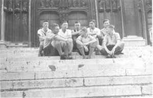 Die Gruppe auf der Freitreppe der Kathedrale in Brüssel