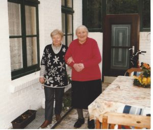 Hanna Büssemaker (rechts) mit Schwägerin