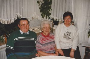 Heinrich Kruse, 1937 eineinhalb Jahre alt, mit seiner Mutter Johanna und seiner Frau